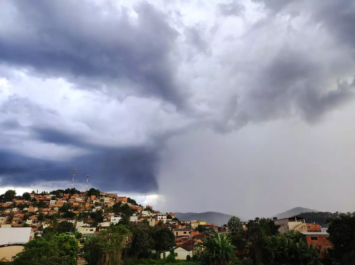 Inmet emite alerta laranja para grande volume de chuvas em Ipanema e região. Confira a lista de todas as cidades